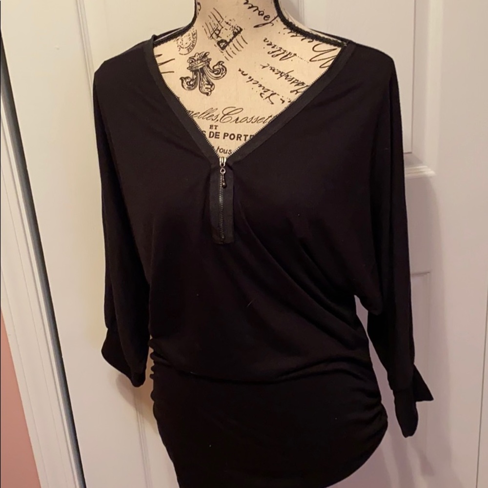 V-neck zip, side rouched 3/4 sleeve shirt
